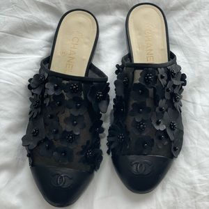 Chanel 2017 Camellia accent mules. Size 41 1/2. From 2017 cruise collection.